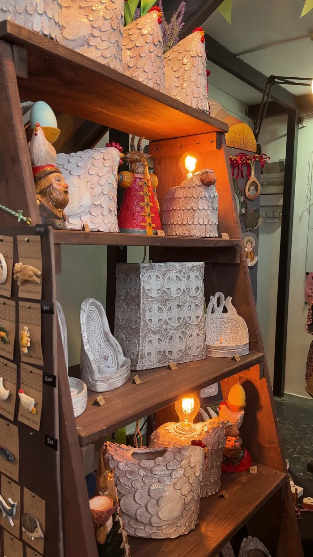 Авторские керамические светильники на деревянном стеллаже